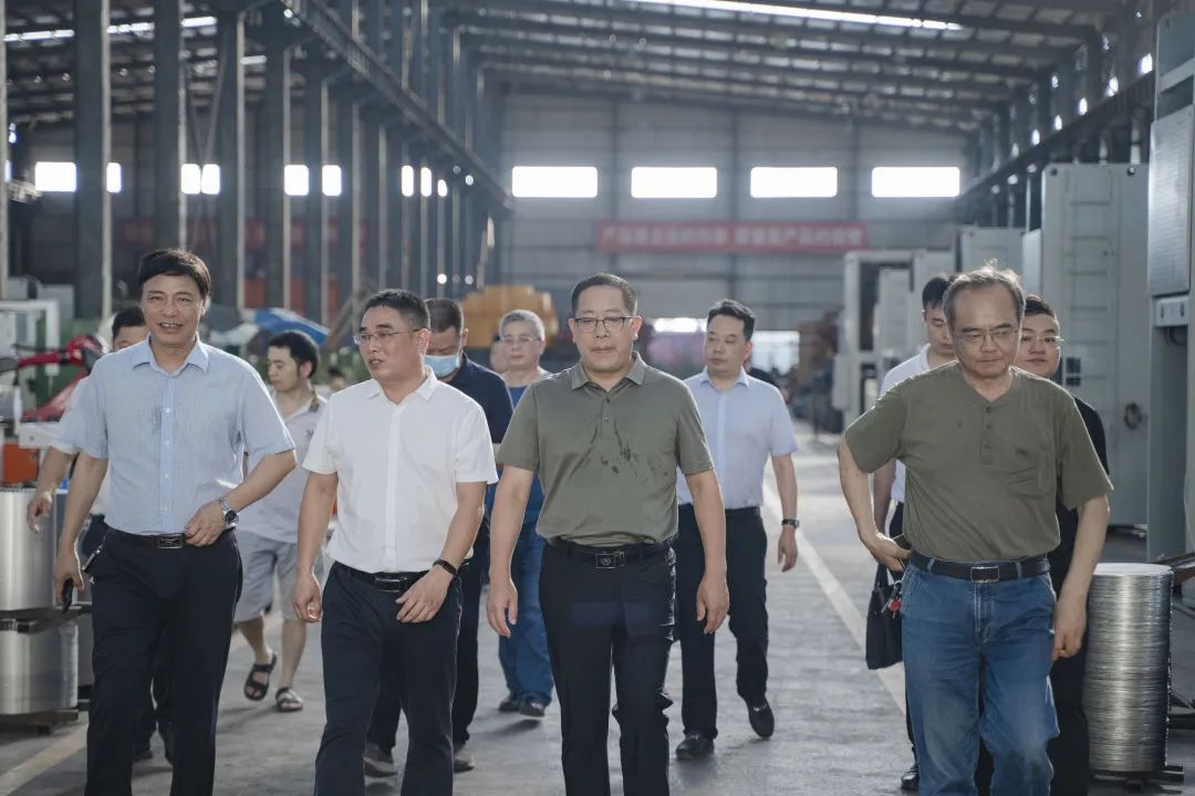 衡東縣縣委副書(shū)記、縣長(zhǎng)對(duì)朝陽(yáng)集團(tuán)自動(dòng)化生產(chǎn)線(xiàn)進(jìn)行視察